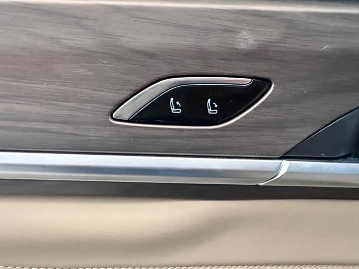 Geely Monjaro 2025 2025款 东方曜 2.0TD 自动四驱望月版