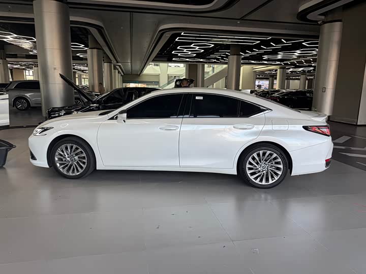 Lexus ES 2025 2025款 300h 臻享版