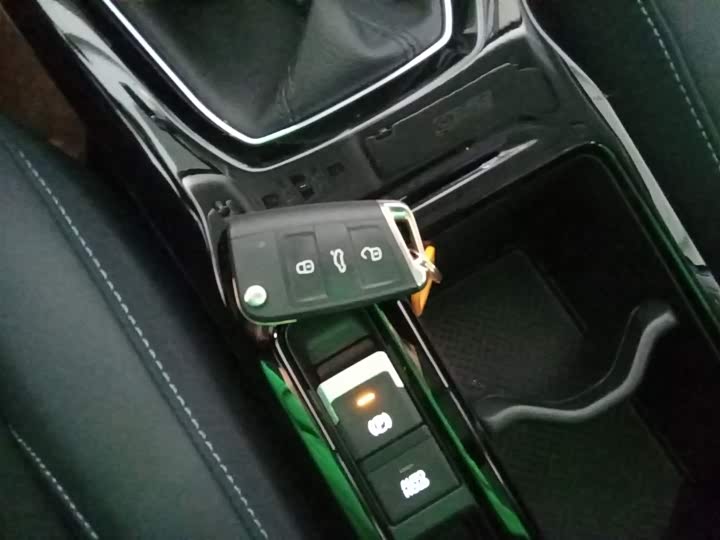 Volkswagen Tharu 2025 2025款 新锐 300TSI 锐享版