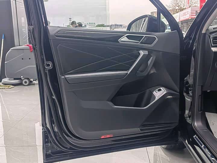 Volkswagen Tiguan L Pro 2025 2025款 出众款 300TSI 自动两驱龙腾版