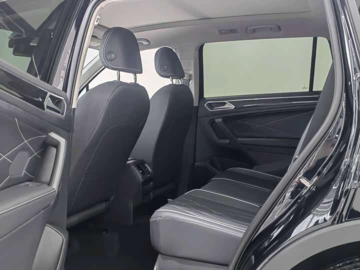 Volkswagen Tiguan L Pro 2025 2025款 出众款 300TSI 自动两驱龙腾版