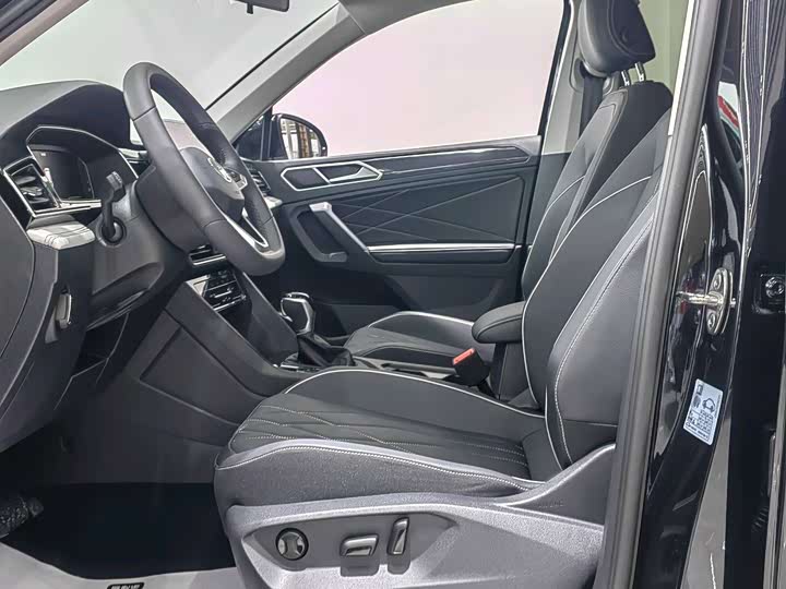 Volkswagen Tiguan L Pro 2025 2025款 出众款 300TSI 自动两驱龙腾版