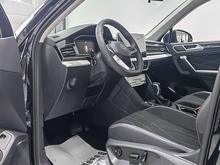 Volkswagen Tiguan L Pro 2025 2025款 出众款 300TSI 自动两驱龙腾版