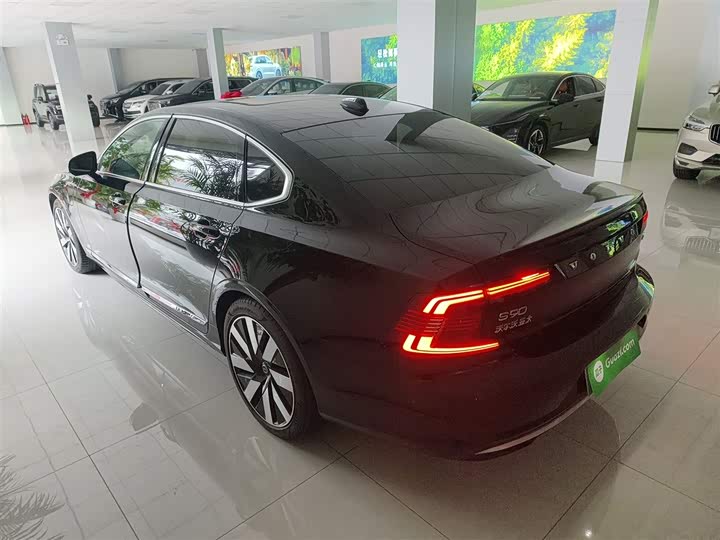 Volvo S90 Hybrid 2025 2025款 插电式混动 四驱长续航智雅豪华版