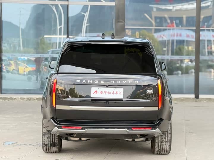 Land Rover Range Rover 2025 2025款 3.0 L6 400PS 盛世加长版 七座