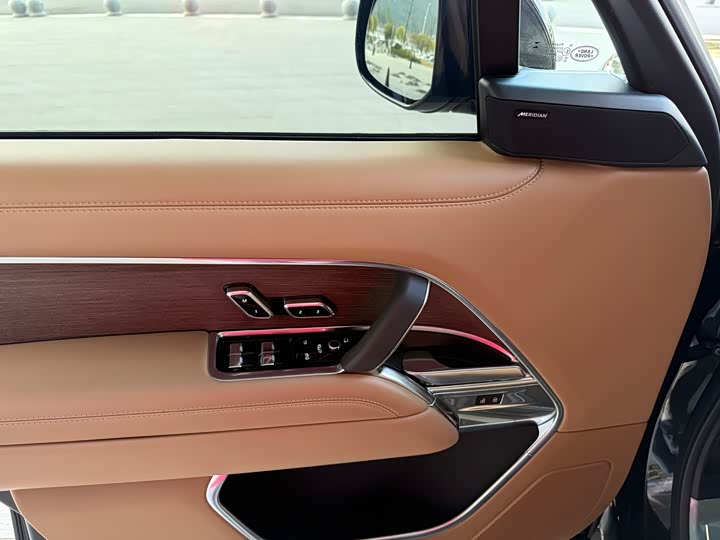 Land Rover Range Rover 2025 2025款 3.0 L6 400PS 盛世加长版 七座