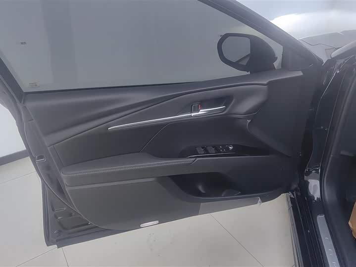 Toyota Camry 2026 2026款 双擎 2.0HSE 运动Lite版