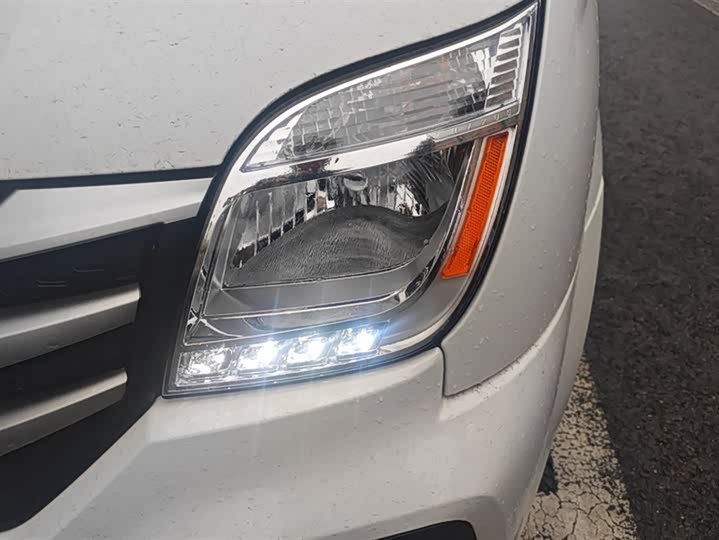 Maxus V80 2025 2025款 超值版傲运通 2.0T AMT短轴超低顶127Ps 5/6座