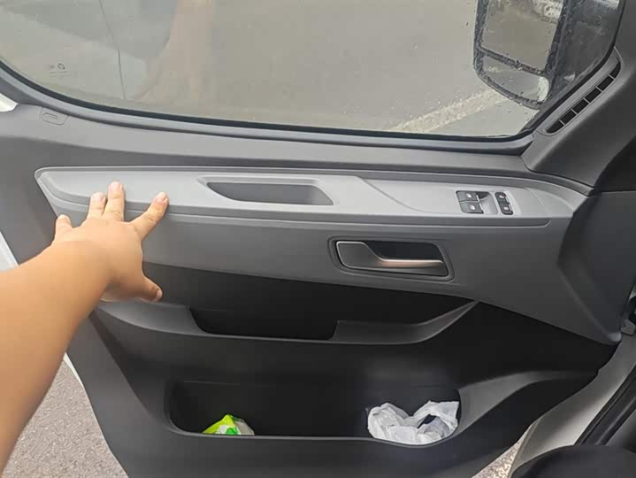 Maxus V80 2025 2025款 超值版傲运通 2.0T AMT短轴超低顶127Ps 5/6座