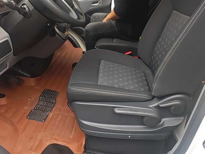 Maxus V80 2025 2025款 超值版傲运通 2.0T AMT短轴超低顶127Ps 5/6座