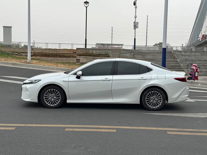 Toyota Camry 2024 2024款 双擎 2.0HE 精英版