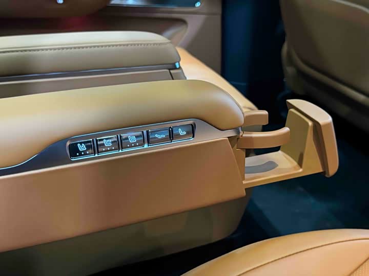 Aito M8 2025 2025款 增程 Max+版 53.4kWh 6座版