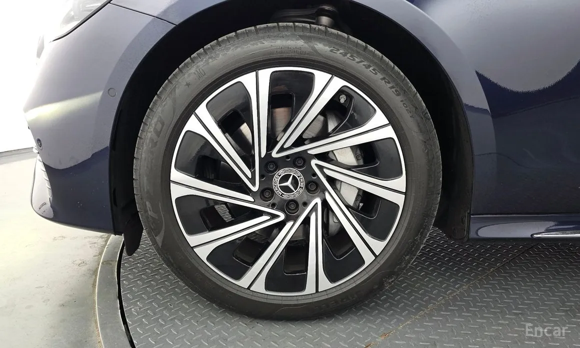 Mercedes-Benz E-Class 2024 E300 4MATIC Exclusive