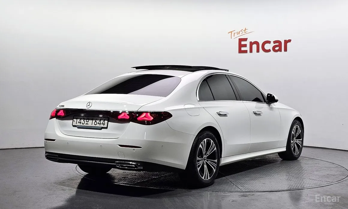 Mercedes-Benz E-Class 2024 E200 Avantgarde