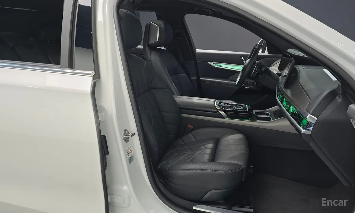 BMW 7 Series 2022 740i sDrive Design Pure Excellence