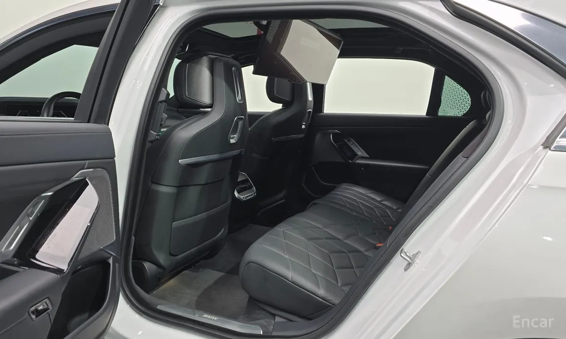 BMW 7 Series 2022 740i sDrive Design Pure Excellence