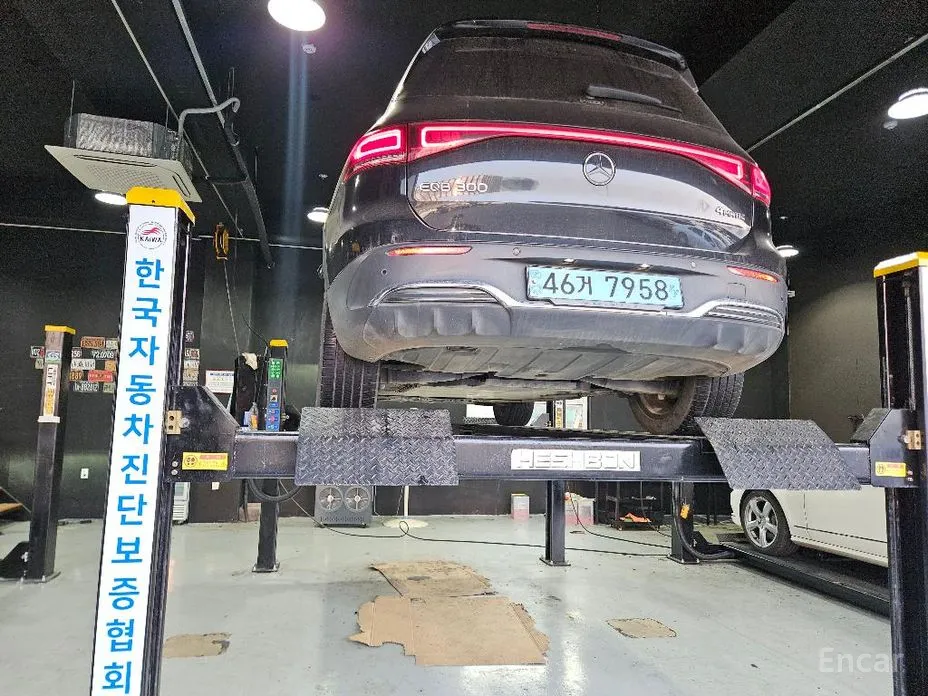 Mercedes-Benz EQB 2022 EQB300 4MATIC AMG Line