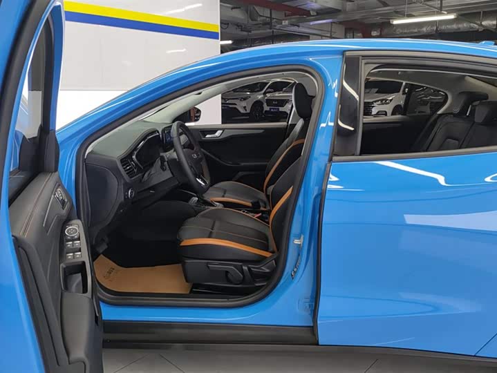 Ford Focus 2022 2022款 三厢 EcoBoost 180 自动竞速版