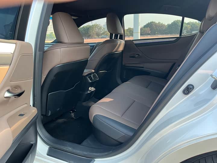 Lexus ES 2025 2025款 300h 臻享版