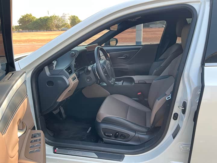 Lexus ES 2025 2025款 300h 臻享版