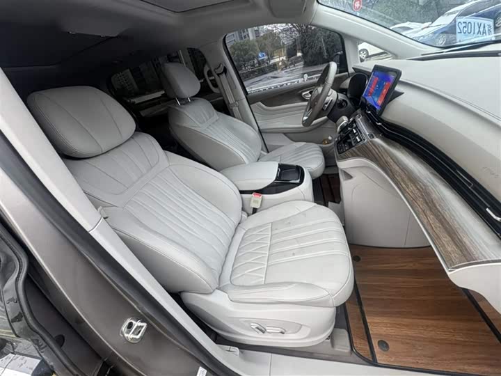 Roewe iMax 8 2023 2023款 400TGI 越享版