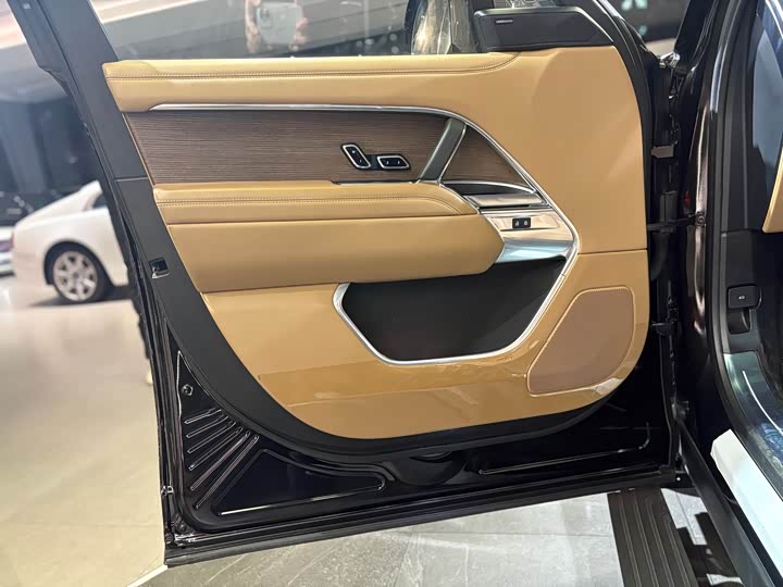 Land Rover Range Rover 2025 2025款 3.0 L6 400PS 盛世加长版