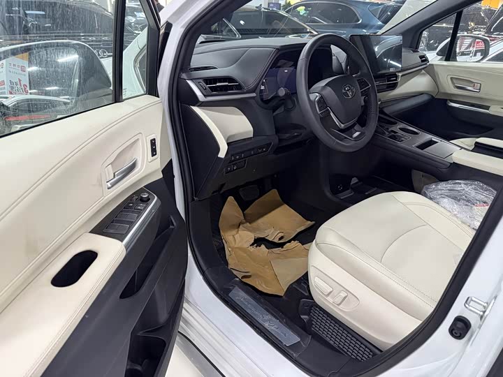 Toyota Granvia 2026 2026款 2.5L混动 尊爵ULTRA版