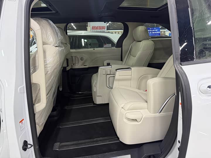 Toyota Granvia 2026 2026款 2.5L混动 尊爵ULTRA版