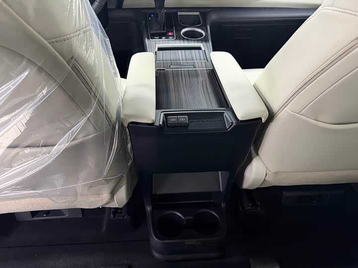 Toyota Granvia 2026 2026款 2.5L混动 尊爵ULTRA版