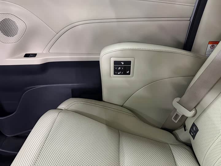 Toyota Granvia 2026 2026款 2.5L混动 尊爵ULTRA版