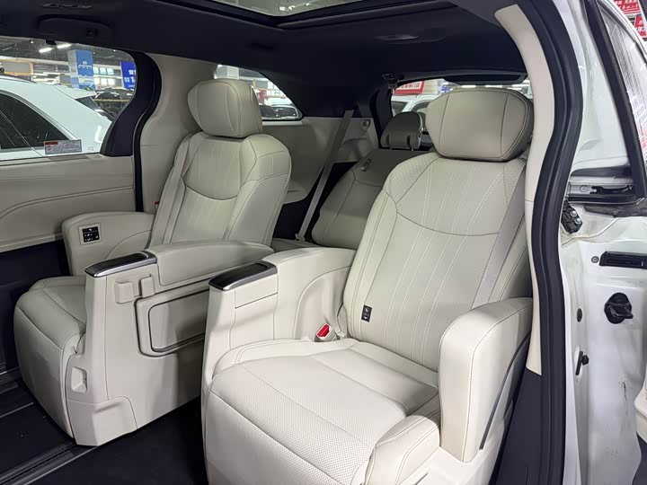 Toyota Granvia 2026 2026款 2.5L混动 尊爵ULTRA版