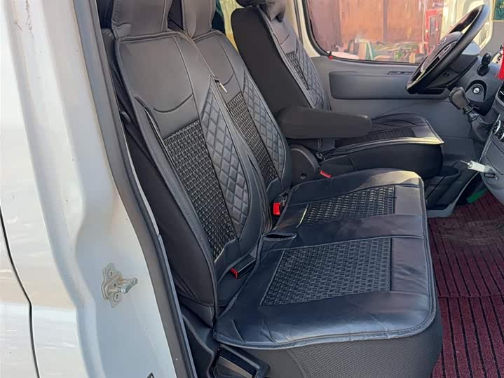 Maxus V80 2023 2023款 2.0T 手动经典傲运通短轴中顶5/6座