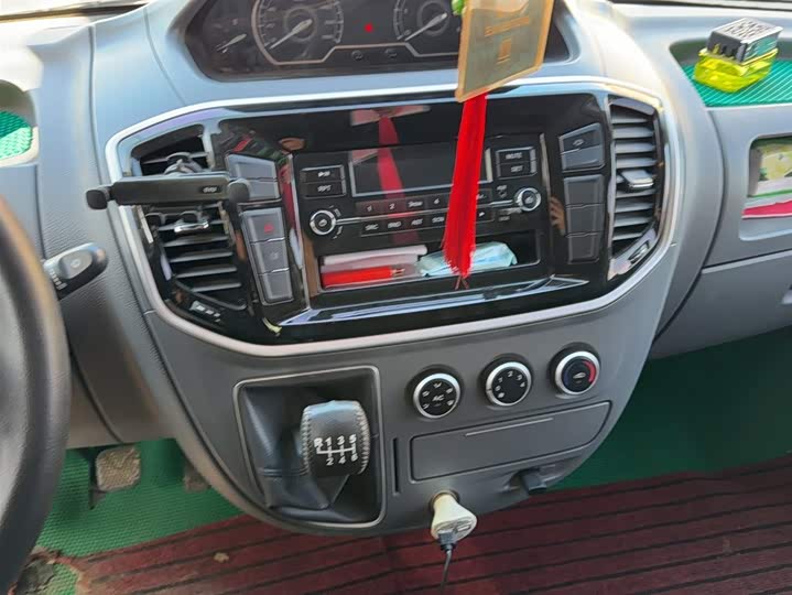 Maxus V80 2023 2023款 2.0T 手动经典傲运通短轴中顶5/6座