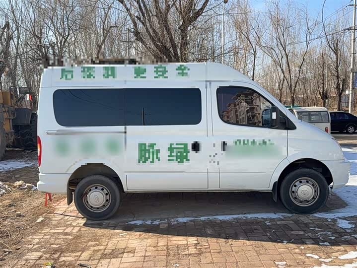 Maxus V80 2023 2023款 2.0T 手动经典傲运通短轴中顶5/6座