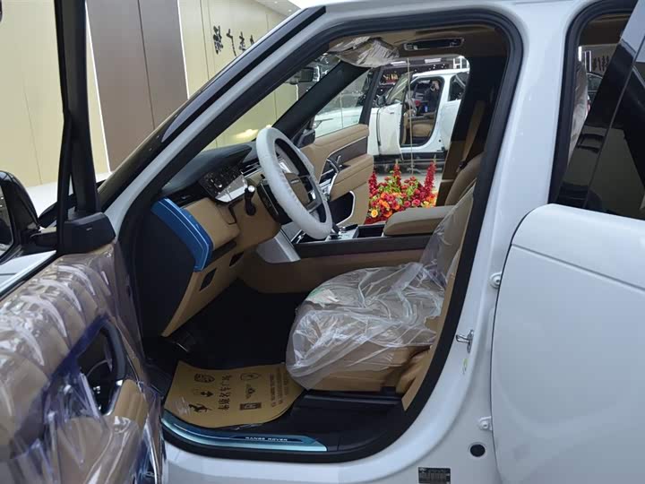 Land Rover Range Rover 2025 2025款 3.0 L6 400PS 盛世加长版