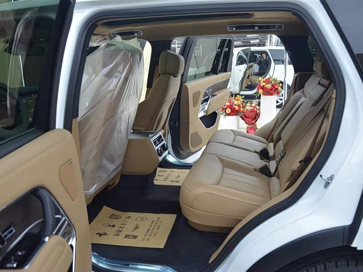 Land Rover Range Rover 2025 2025款 3.0 L6 400PS 盛世加长版