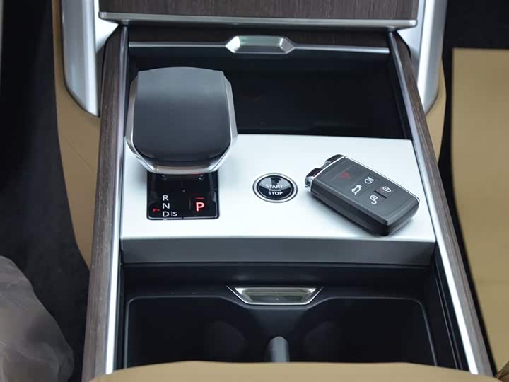 Land Rover Range Rover 2025 2025款 3.0 L6 400PS 盛世加长版