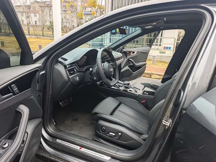 Audi A4L 2025 2025款 200万辆悦享版 40 TFSI 豪华动感型