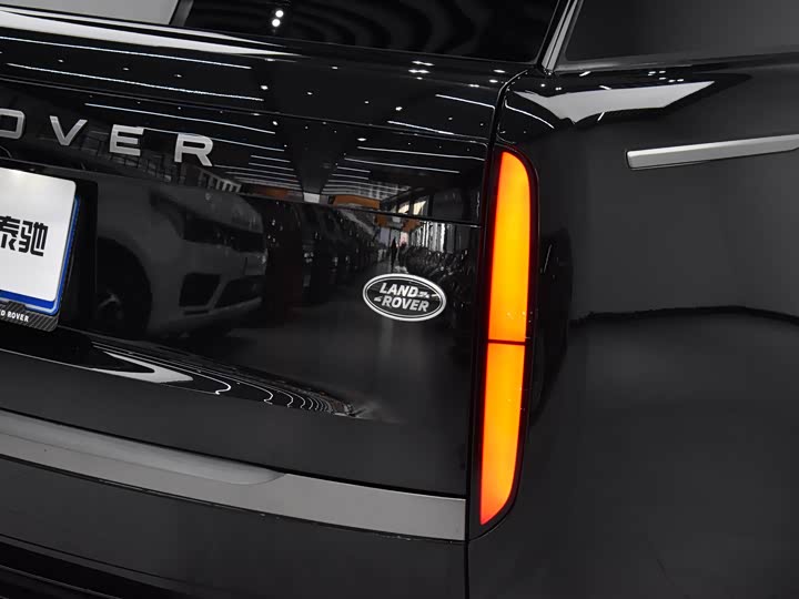 Land Rover Range Rover 2025 2025款 3.0 L6 400PS 盛世加长版