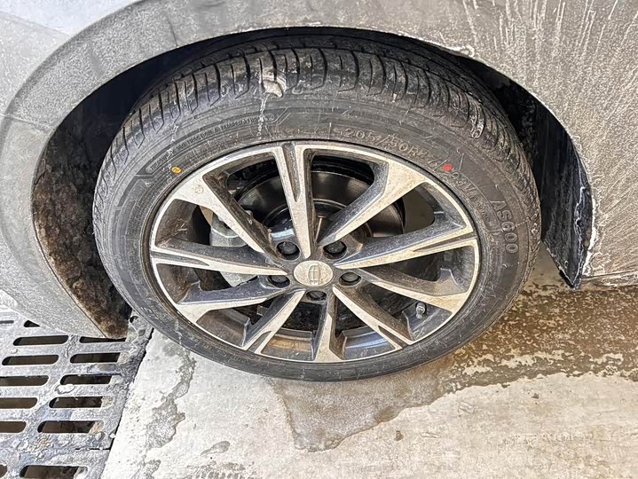 Geely Emgrand 2025 2025款 第4代 1.5L CVT尊贵型