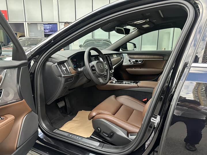 Volvo S90 Hybrid 2025 2025款 插电式混动 四驱长续航智雅豪华版