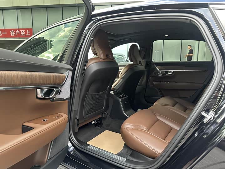 Volvo S90 Hybrid 2025 2025款 插电式混动 四驱长续航智雅豪华版