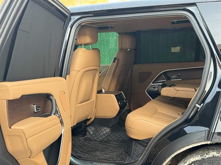 Land Rover Range Rover 2025 2025款 3.0 L6 400PS 盛世加长版