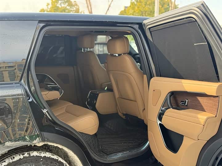 Land Rover Range Rover 2025 2025款 3.0 L6 400PS 盛世加长版