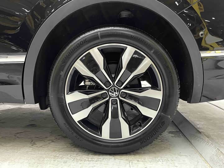 Volkswagen Tiguan L Pro 2025 2025款 出众款 330TSI 自动两驱R-Line龙耀版