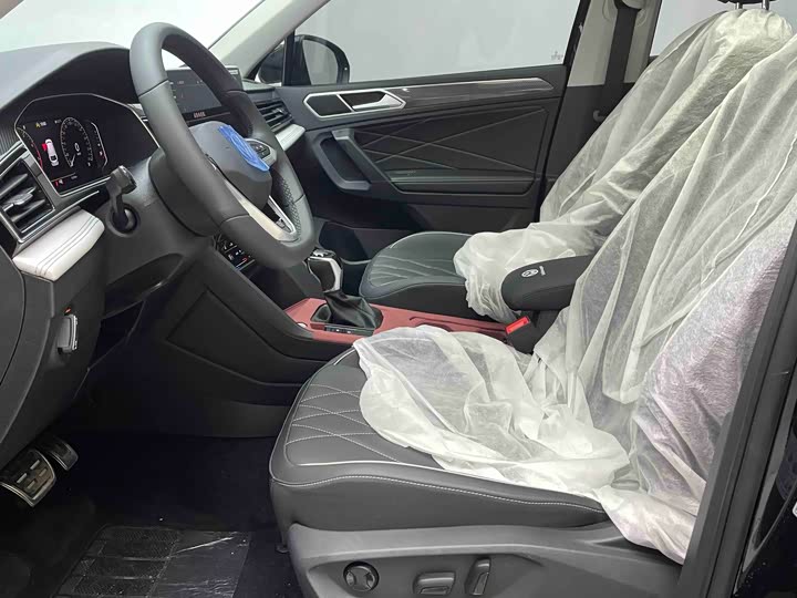 Volkswagen Tiguan L Pro 2025 2025款 出众款 330TSI 自动两驱R-Line龙耀版