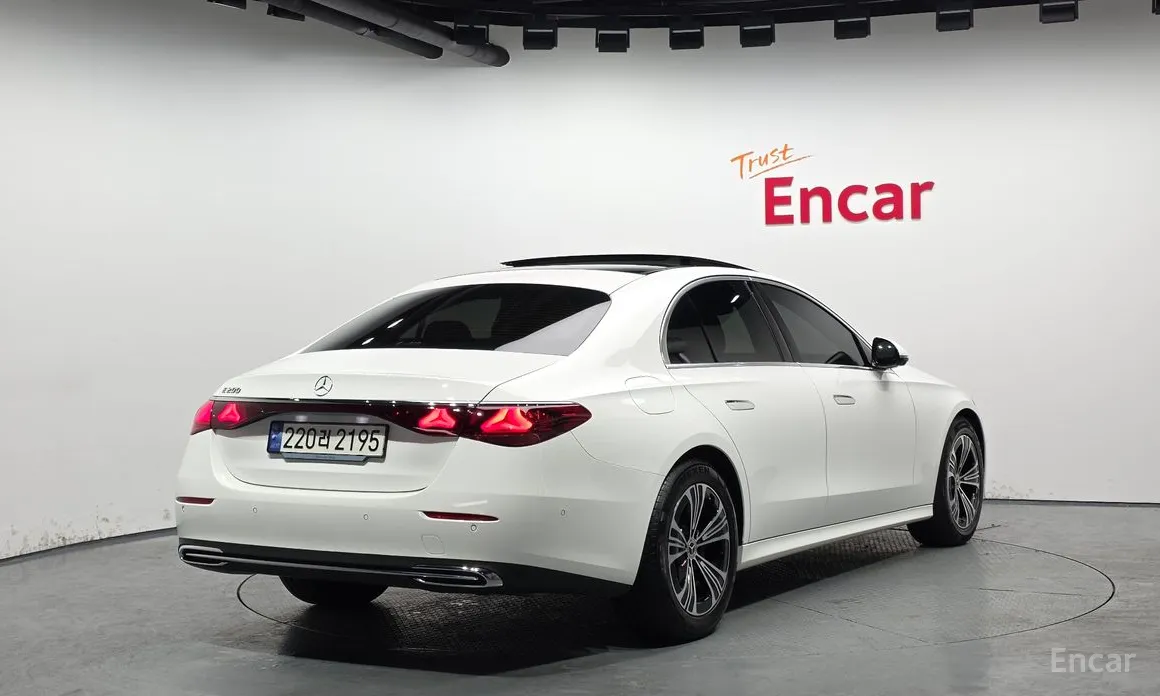 Mercedes-Benz E-Class 2024 E200 Avantgarde