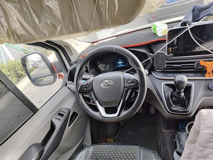 Maxus V90 2024 2024款 智运 2.0T手动后驱加长轴高顶后双胎3座