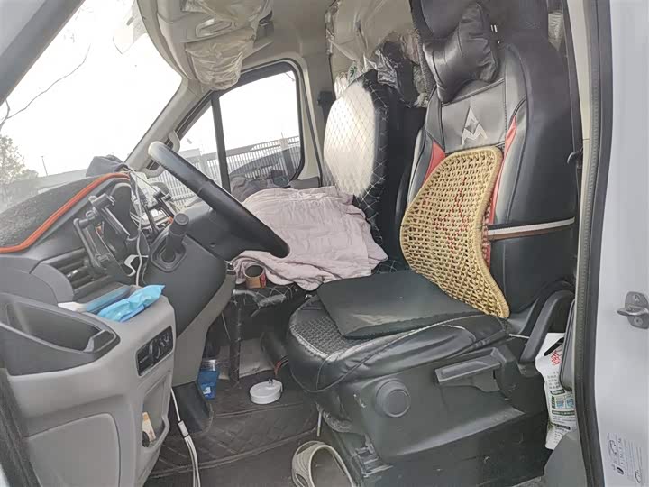 Maxus V90 2024 2024款 智运 2.0T手动后驱加长轴高顶后双胎3座