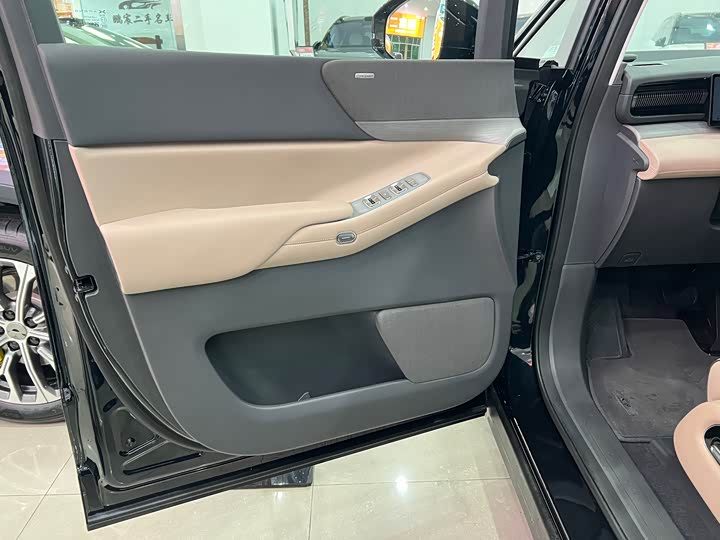 XPeng X9 2025 2025款 纯电 740超长续航 Max